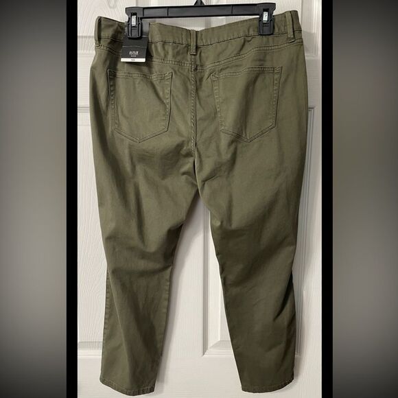 NWT a.n.a. A New Approach Size 14 Petite Olive Green Cargo Pants Cropped - Picture 2 of 9